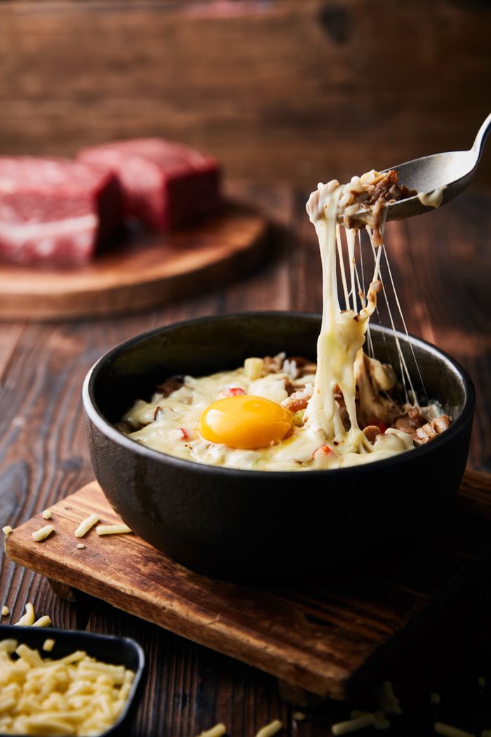 검은 그릇에 담긴 달걀 비빔면