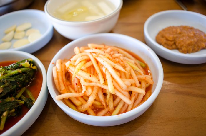 나무 식탁 위 여러 가지 반찬