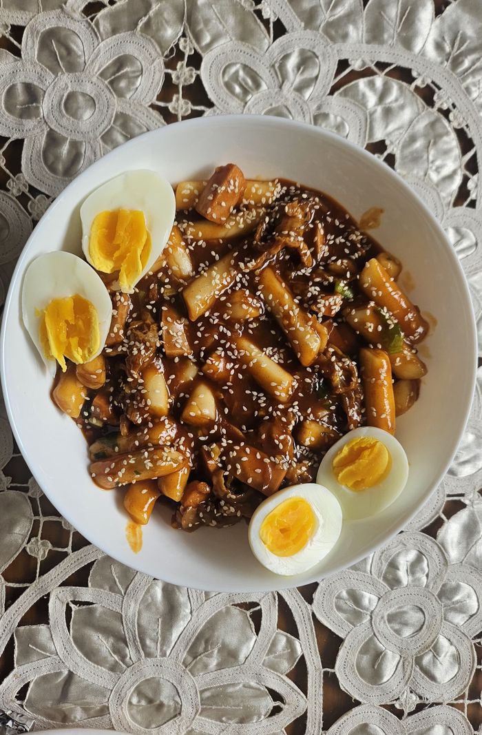 삶은 달걀을 곁들인 떡볶이